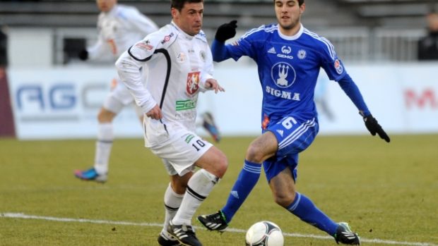 Utkání 18. kola první fotbalové ligy mezi FC Hradec Králové - Sigma Olomouc, hrané 3. března v Hradci Králové. Martin Pospíšil z Olomouce a Marek Kulič (vlevo) z Hradce Králové.