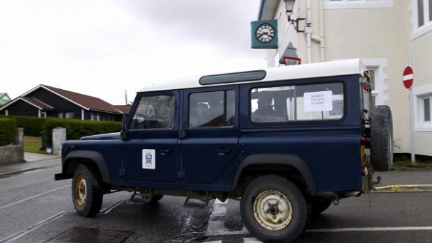 Na Falklandských ostrovech jezdí za lidmi v odlehlých oblastech auta s volebními urnami