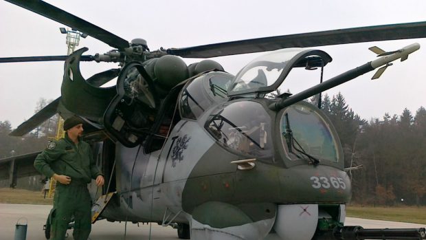 Vrtulník Mi-24 a jeho pilot, který byl oslněn laserem