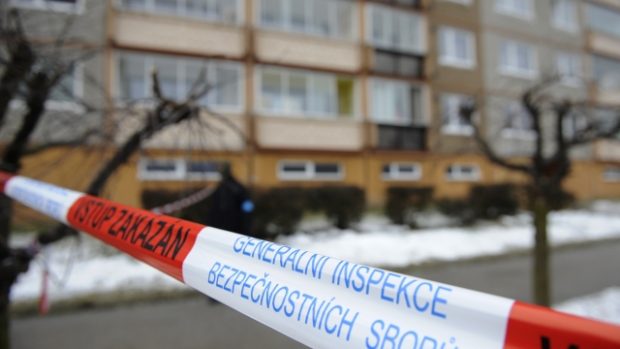 Policejní páska. Zásah Generální inspekce bezpečnostních sborů (GIBS) ve Velkých Hamrech, kde měl jejich kolega v bytě materiál k výrobě výbušnin