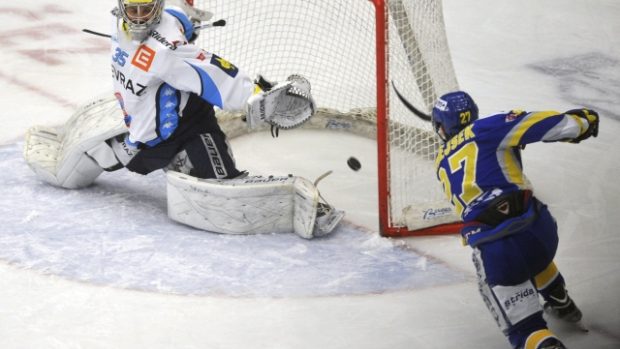 Druhé čtvrtfinálové utkání play off hokejové extraligy: PSG Zlín - HC Vítkovice Steel, 11. března ve Zlíně. Antonín Honejsek ze Zlína (vpravo) dává druhý gól Filipu Šindelářovi z Vítkovic.