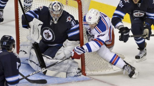 Ondřej Pavelec zasahuje proti Boylovi z Rangers