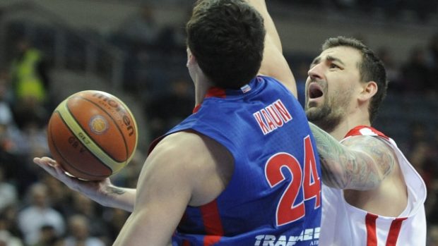 Utkání VTB ligy basketbalistů, skupina B, ČEZ Basketball Nymburk - CSKA Moskva 17. března v Praze. Radoslav Rančík (vpravo) z Nymburku a Saša Kaun z CSKA.