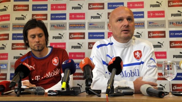 Tenér české fotbalové reprezentace Michal Bílek (vpravo) a kapitán Tomáš Rosický