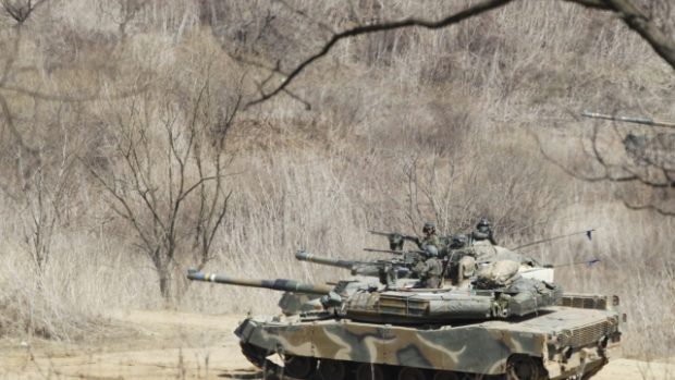 Jihokorejští vojáci na cvičení v blízkosti demilitarizované zóny