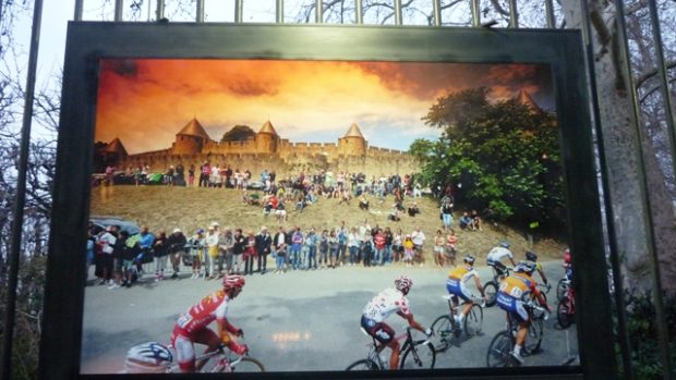 Mříže Lucemburské zahrady v Paříži zdobí fotografie z Tour de France