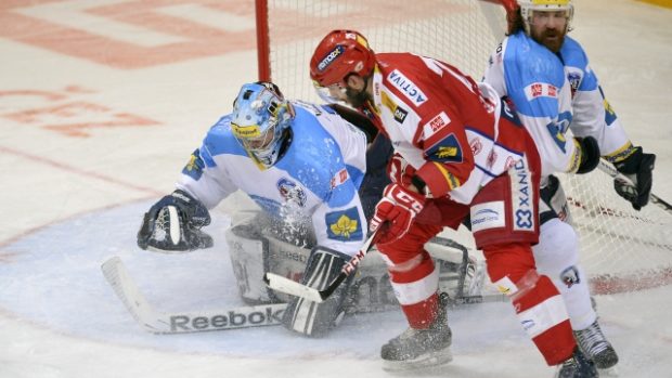 Semifinále play off hokejové extraligy. Pátý zápas HC Slavia Praha - HC Škoda Plzeň, který se hrál 1. dubna v Praze. Zleva brankář Marek Mazanec z Plzně , útočník Petr Jelínek ze Slavie a Ryan Hollweg z Plzně.