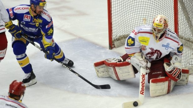 Páté utkání semifinále play off hokejové extraligy PSG Zlín - HC Oceláři Třinec 2. dubna ve Zlíně. Petr Čajánek ze Zlína (vlevo) a třinecký brankář Peter Hamerlík