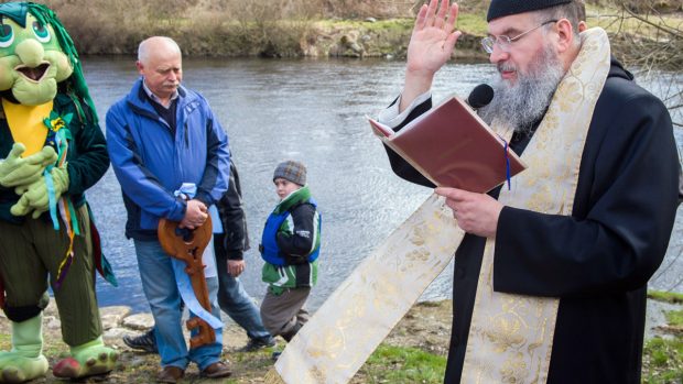 Vodákům požehnal převor vyšebrodského kláštera Justin Berka