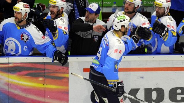 Radost plzeňské střídačky během čtvrtého finálového duelu se Zlínem