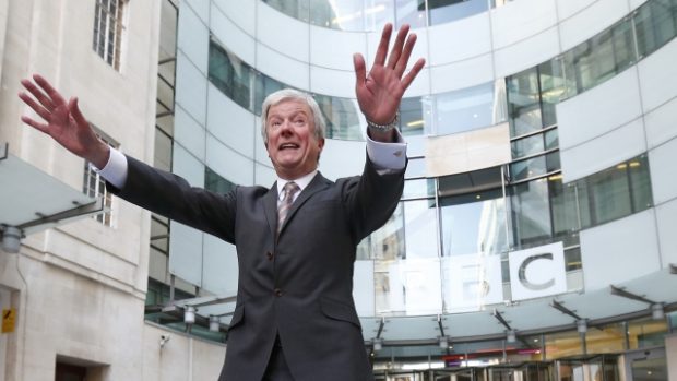Generální ředitel BBC Tony Hall se za své podřízené postavil