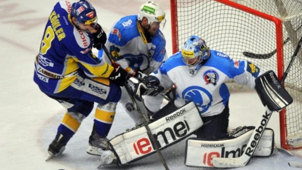 Pátý zápas finále play off hokejové extraligy PSG Zlín - HC Škoda Plzeň 17. dubna ve Zlíně. Bedřich Köhler ze Zlína (vlevo) a brankář Plzně Marek Mazanec.