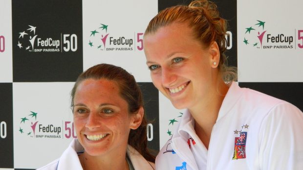 Petra Kvitová (vpravo) s Robertou Vinciovou před semifinále Fed Cupu