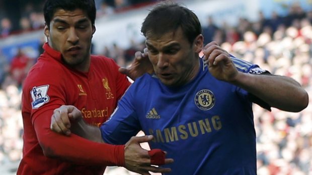 Luis Suárez (vlevo) v souboji s Branislavem Ivanovičem
