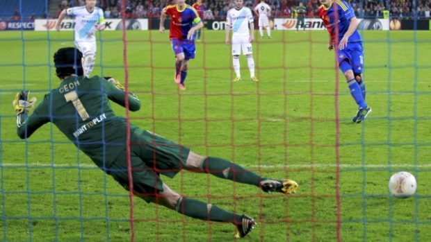 Petr Čech (zády) inkasuje s bráně Chelsea gól z penalty v semifinále Evropské ligy s Basilejí