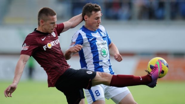 Úvodní semifinálové utkání fotbalového Poháru České pošty Mladá Boleslav - Sparta Praha 1. května v Mladé Boleslavi. Jan Bořil z Boleslavi a Pavel Kadeřábek z AC Sparta Praha.