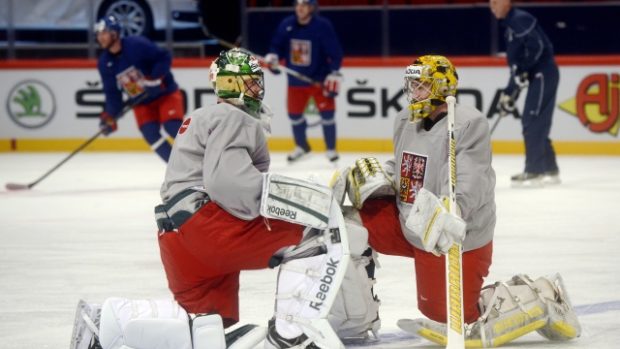 Brankáři Alexander Salák (vlevo) a Pavel Francouz 1. května v hale Globen ve Stockholmu na prvním tréninku české hokejové reprezentace po příletu do dějiště hokejového mistrovství světa.