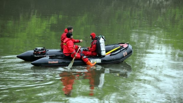 Hasiči a policisté na řece Moravě u Hodonína pátrají po dvou dospělých s dítětem