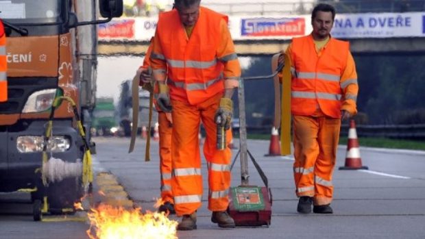 Instalací vodorovného dopravního značení začala 9. května na 104. kilometru dálnice D1 rekonstrukce úseku Větrný Jeníkov – Jihlava