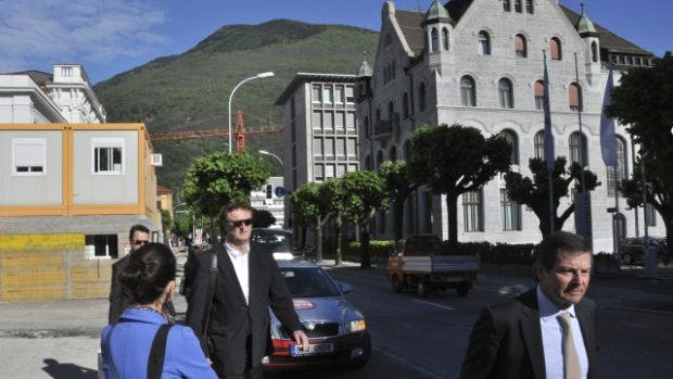 Obžalovaný Jiří Diviš (uprostřed) přichází k trestnímu soudu ve švýcarském městě Bellinzona