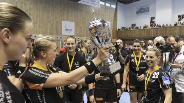 Finále vyzývacího poháru házenkářek - odveta: DHK Baník Most - ŽRK Samobor, 12. května v Mostě. Radost mosteckých házenkářek z vítězství ve finále nad Samoborem a ze zisku poháru.