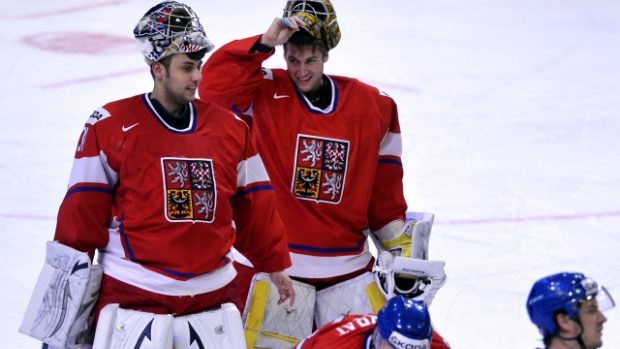 Utkání skupiny A mistrovství světa v ledním hokeji: Česká republika - Norsko, 14. května ve Stockholmu. Brankáři Ondřej Pavelec (vlevo) a Pavel Francouz na konci zápasu.