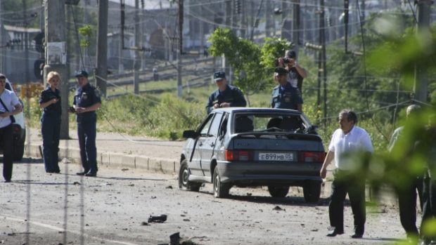 Policie a vyšetřovatelé pracují na místě výbuchu v dagestánské Machačkale