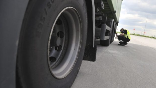 Vážení kamionu pomocí mobilní jednotky na dálnici D1 u Ostravy