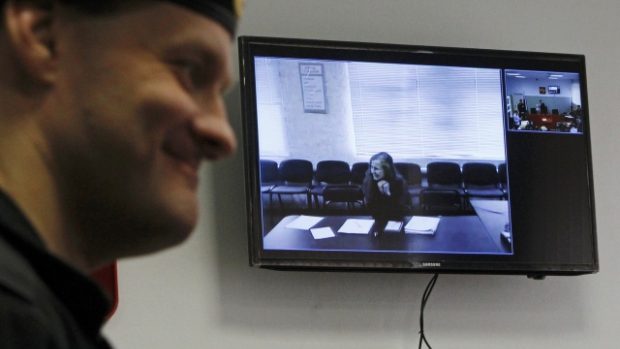 Marija Aljochinová na monitoru v soudní síni. Řízení se mohla zúčastnit jen po internetu. Na protest proti tomu zahájila hladovku