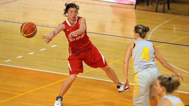 České basketbalistky v přípravném utkání s Ukrajinou. Vlevo Veronika Bortelová