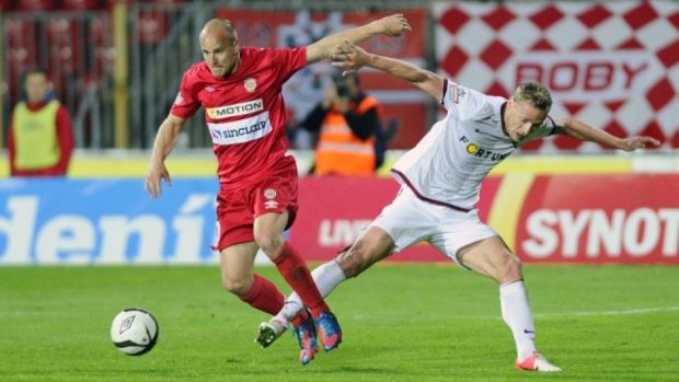 Utkání 28. kola první fotbalové ligy: Zbrojovka Brno - Sparta Praha, 22. května v Brně. Pavel Mezlík (vlevo) z Brna a Jiří Jarošík ze Sparty.