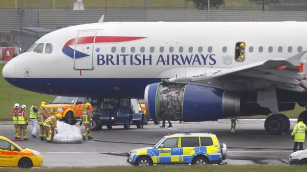 Letadlu British Airways začal při startu z letiště Heathrow hořet jeden z motorů, muselo nouzově přistát