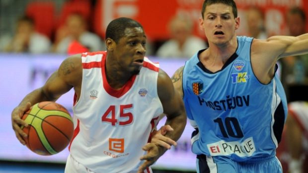 Úvodní finále Mattoni NBL Nymburk - Prostějov, Demond Tweety Carter (vlevo) se snaží přejít přes Pavla Slezáka