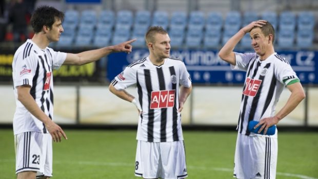 Utkání 29. kola první fotbalové ligy Dynamo České Budějovice - Jihlava 26. května v Českých Budějovicích. Zleva Jaroslav Machovec, Jakub Hora a Petr Benát z Dynama. I přes výhru českobudějovický klub sestoupil z první ligy.