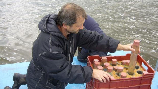 Ukládání vzorku z Máchova jezera Jindřichem Durasem