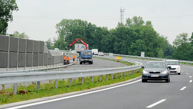 Opatovice nad Labem - doprava po obchvatu je vedena zatím v jednom pruhu pro každý směr