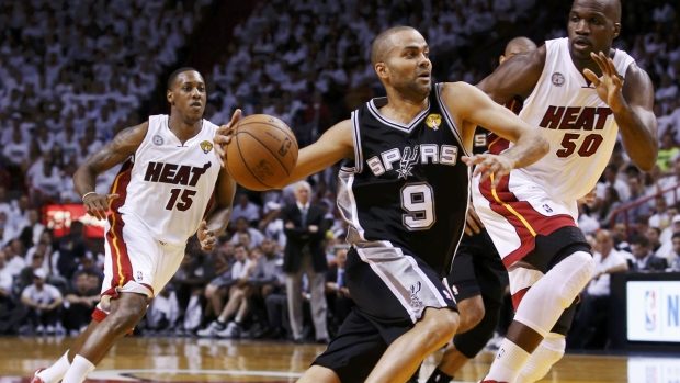 Tony Parker (v černém) ze San Antonia uniká basketbalistům Miami