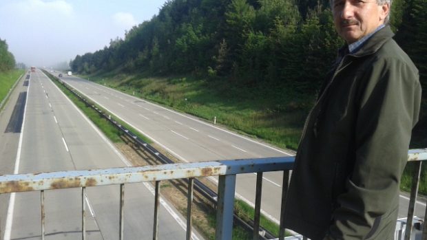 Starosta Smrčné Josef Nechvátal stojí na dlouho naposledy na blízkém mostě nad dálnicí D1. Čeká ho demolice a pak opětovná stavba