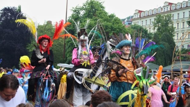 Do Karlových zzVarů se vrátil tradiční karneval. Město roářil průvod masek.