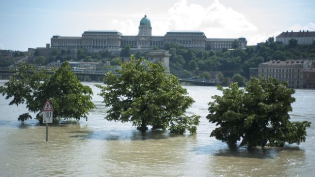 Záplavy velmi krutě postihly také Budapešť, hladina Dunaje už ale klesá