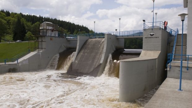 Přehrada Lipno II ve Vyšším Brodě na Českokrumlovsku vypouštěla 7. června vodu s průtokem 130 kubických metrů za vteřinu.