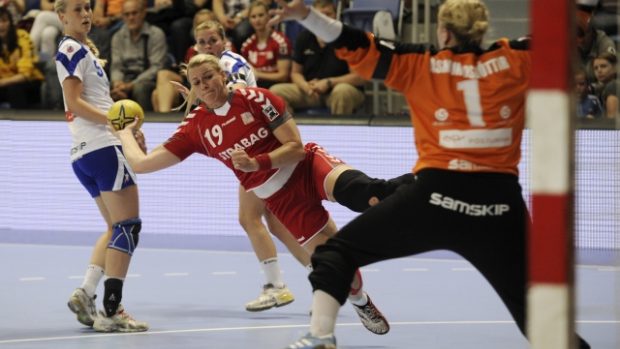 Odvetné utkání play off o postup na MS házenkářek 2013, Česká republika - Island, 8. června v Mostě. Helena Štěrbová (uprostřed), Rut Jónsdóttir (vlevo) z Islandu a islandská brankářka Jenny Ásmundsdóttir.