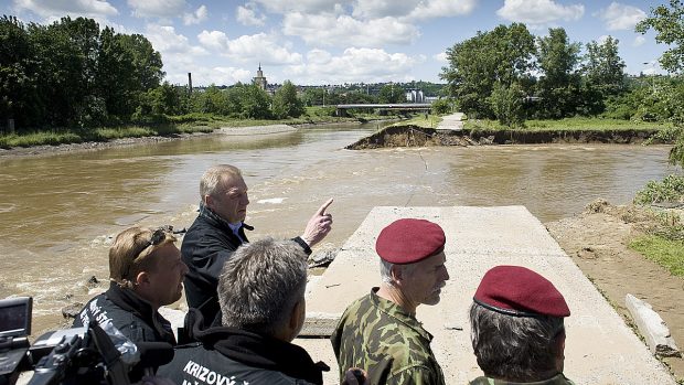 Vojáci pomáhají po povodních na Císařském ostrově v Praze