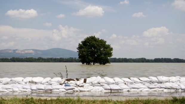 Rozvodněná řeka Dunaj způsobila obrovské škody v Maďarsku, povodňovou vlnu teď čekají v Chorvatsku