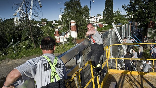 Rozebírání protipovodňových zábran v pražských Holešovicích
