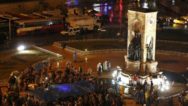 Protivládní protesty na istanbulském náměstí Taksim pokračují