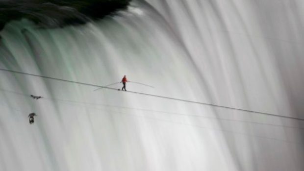 Provazochodec Nik Wallenda překonává Niagarské vodopády