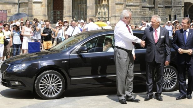 Prezident Miloš Zeman převzal 18. června na Pražském hradě od zástupců společnosti Škoda Auto Winfrieda Vahlanda (druhý zprava) a Bohdana Wojnara (vpravo) nový vůz Škoda Superb.