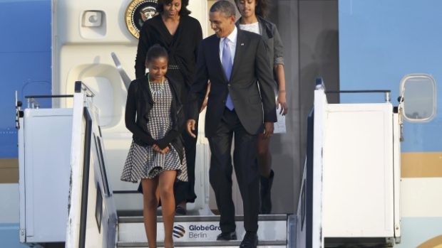 Americký prezident Obama s manželkou Michell a dcerami Saschou a Malií přiletěl do Berlína