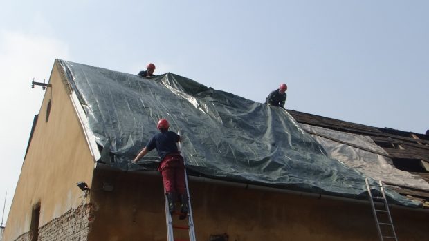 V Krnově po řádění tornáda uklízejí a opravují domy